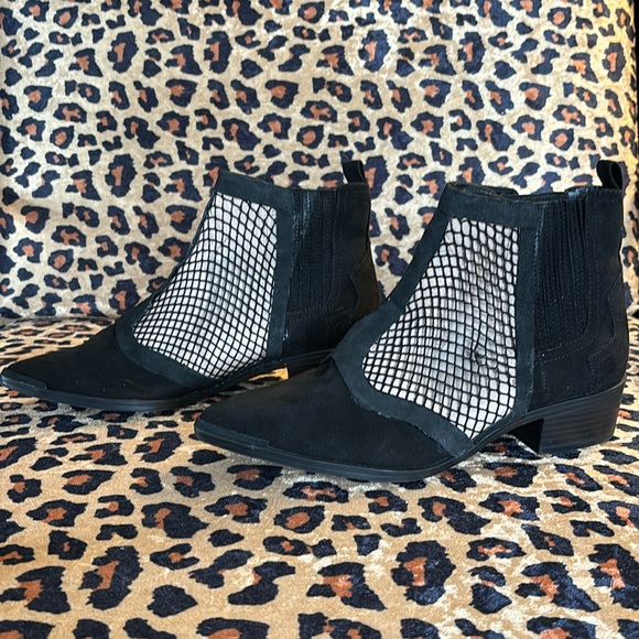 Expression bootie with mesh and cream fabric. Size 7. - Picture 2 of 5